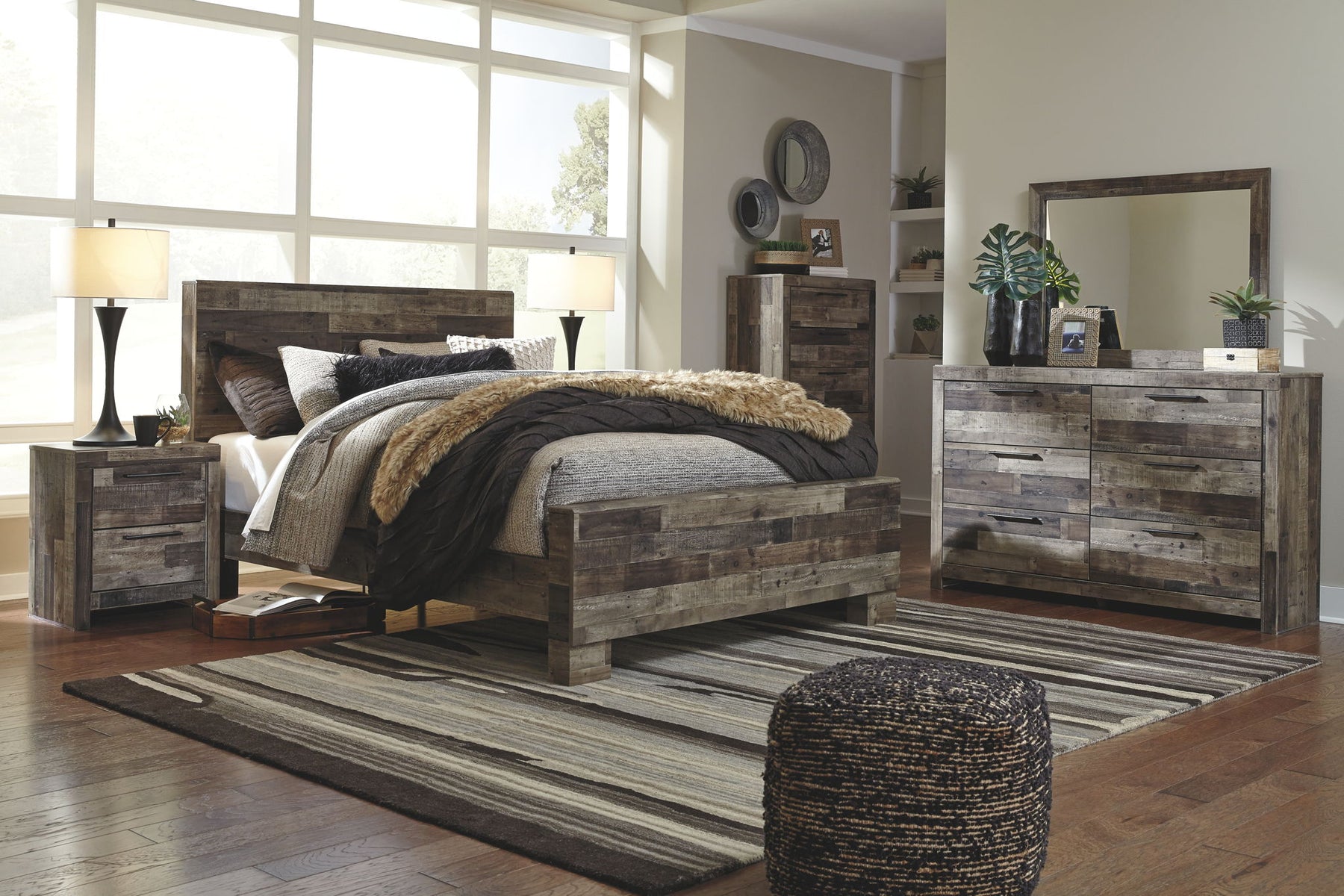 6 Pc. Bed, Dresser, Mirror, Chest / Queen / None