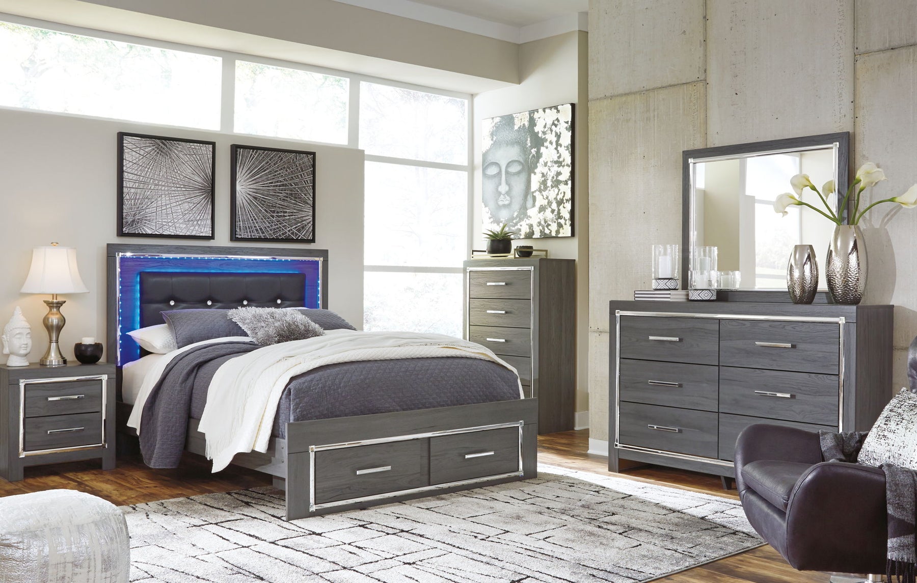 Gray / 7 Pc. Bed, Dresser, Mirror, Chest / Queen
