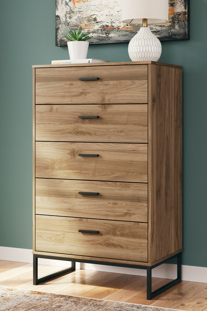 Deanlow - Five Drawer Chest - Honey image 2