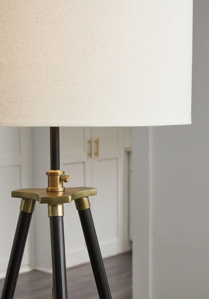 Cashner - Metal Floor Lamp - Black / Gold Finish image 3