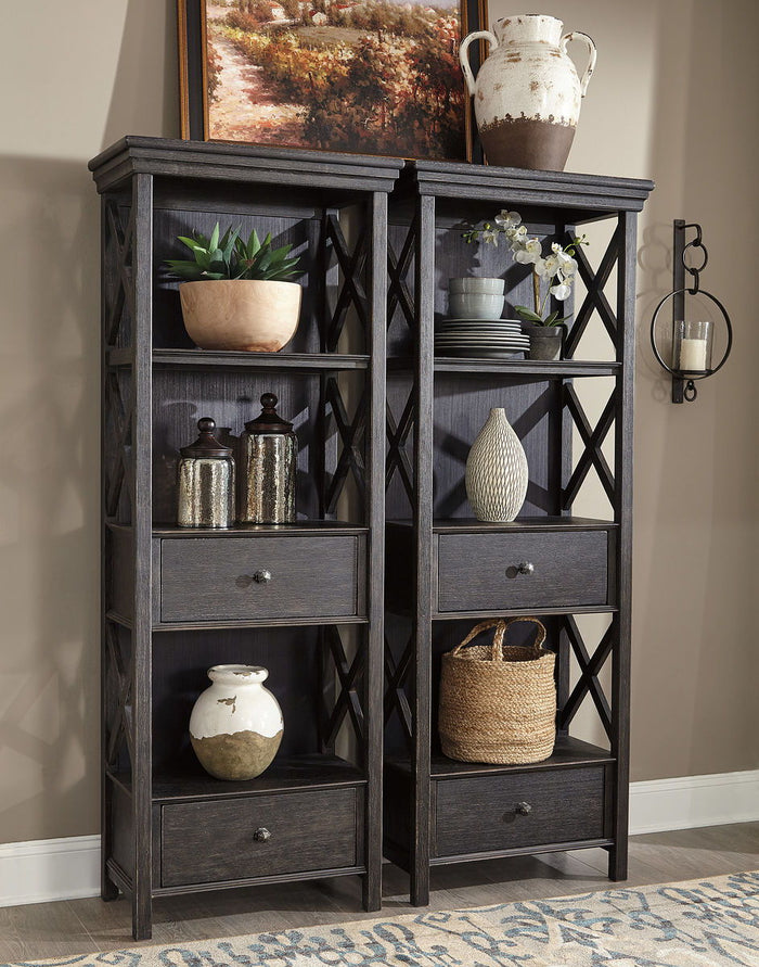 Tyler Creek - Display Cabinet image 2