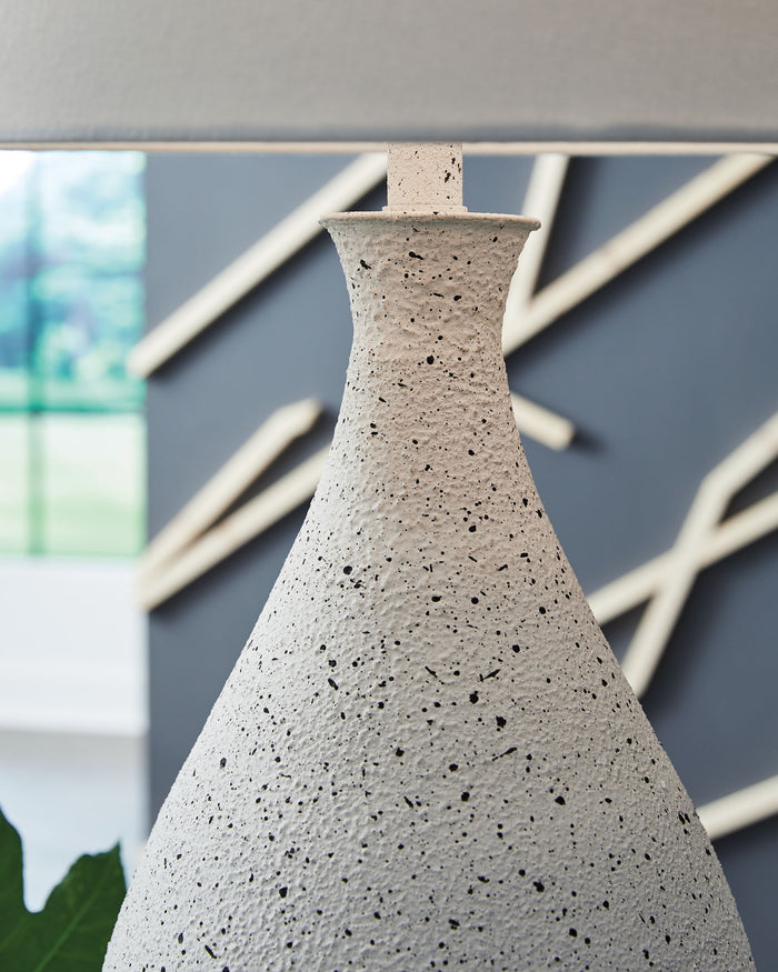 Wyattford - Metal Table Lamp - White / Black image 2