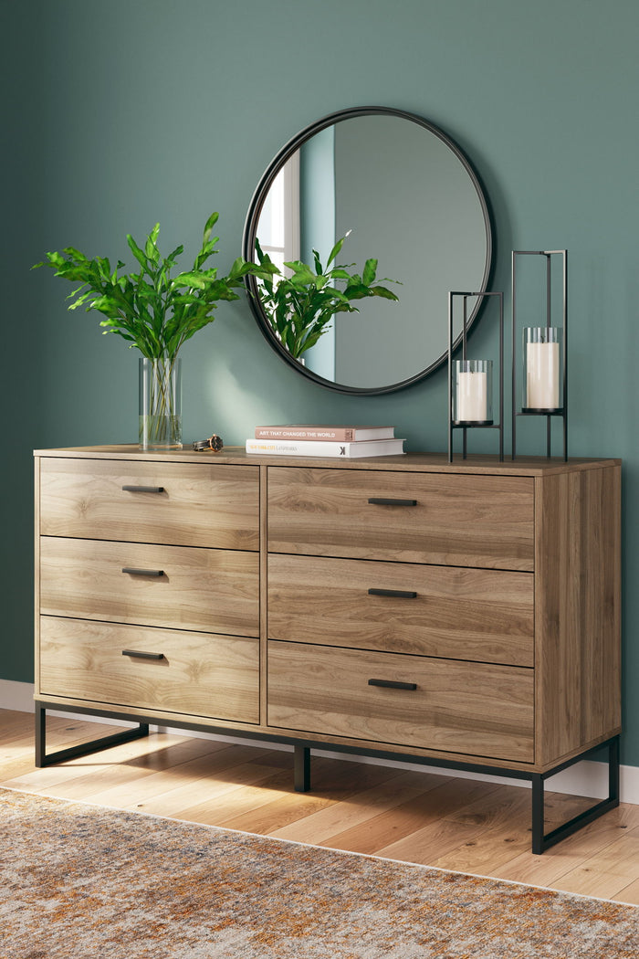 Deanlow - Six Drawer Dresser - Honey image 4