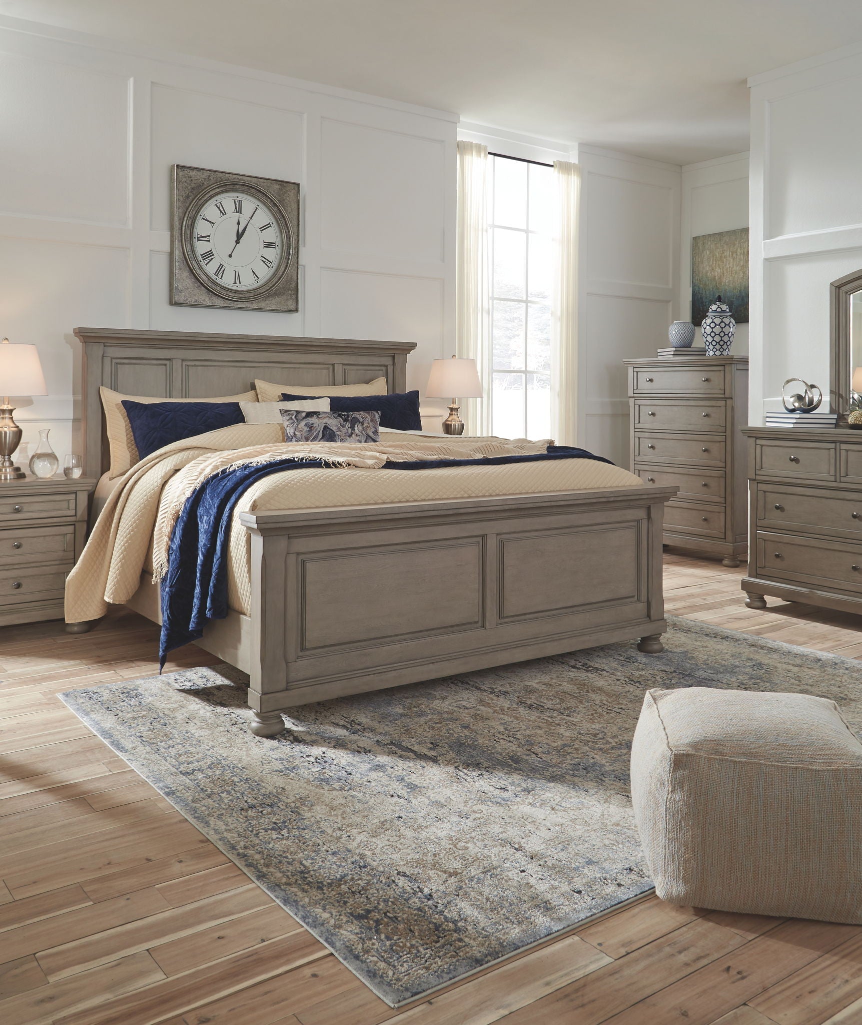 Gray / 6 Pc. Bed, Dresser, Mirror, Chest / Queen